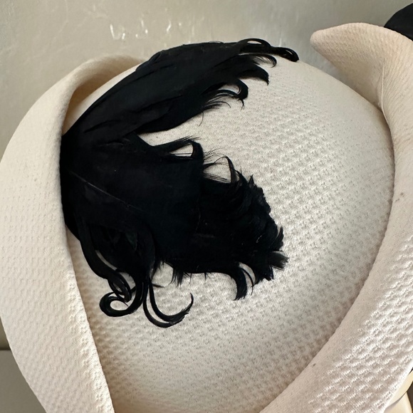 AMAZING 1950s\' OFF WHITE FABRIC CAP WITH BLACK FEATHER & VELOUR/PEARL TRIM main image 11